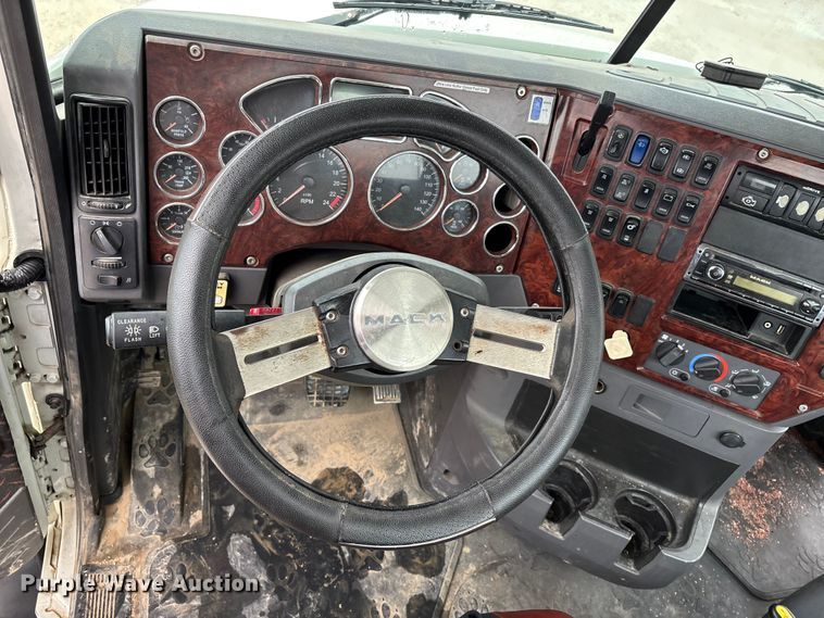image for item DV4373 2014 Mack CXU613 semi truck