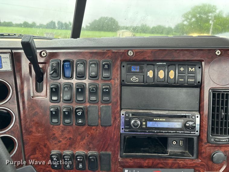 image for item DV4373 2014 Mack CXU613 semi truck