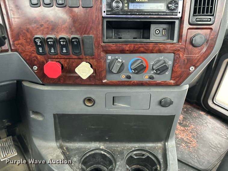 image for item DV4373 2014 Mack CXU613 semi truck