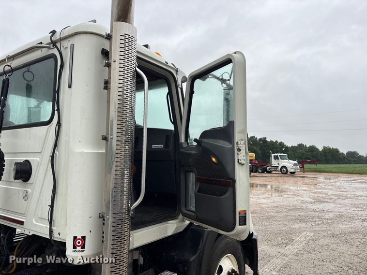 image for item DV4373 2014 Mack CXU613 semi truck
