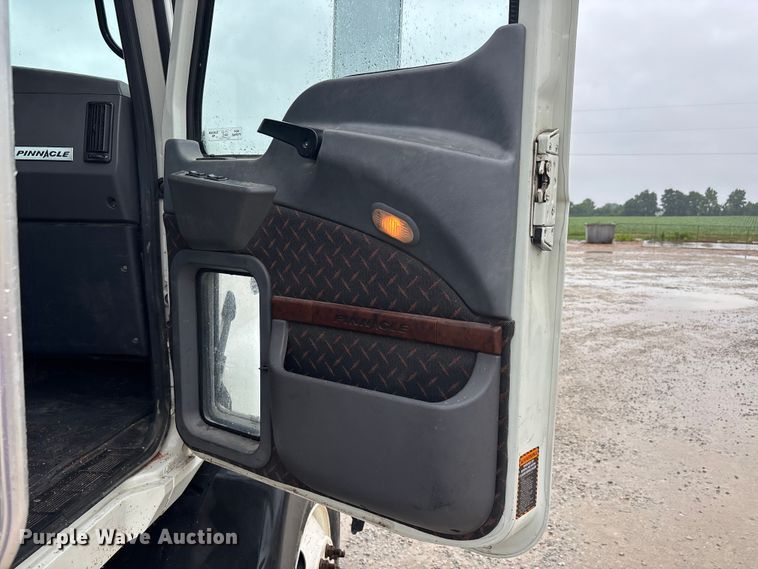 image for item DV4373 2014 Mack CXU613 semi truck