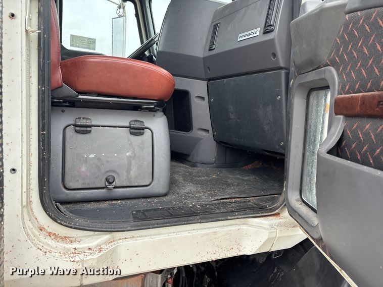 image for item DV4373 2014 Mack CXU613 semi truck