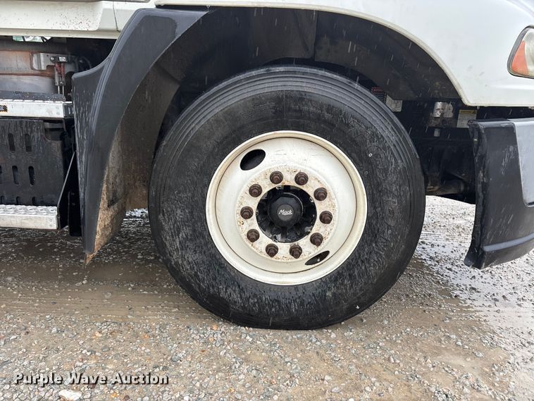 image for item DV4373 2014 Mack CXU613 semi truck