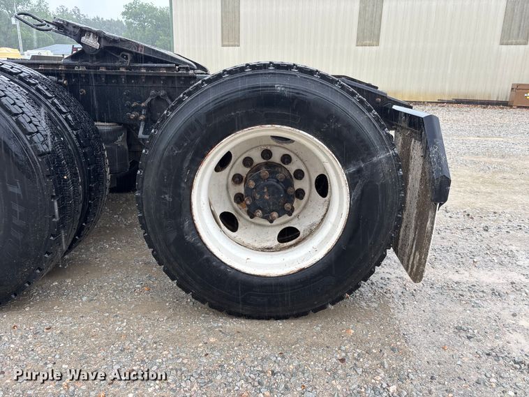 image for item DV4373 2014 Mack CXU613 semi truck