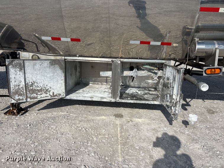 image for item DV4391 1994 Bar-Bel Fabricating Co. pneumatic dry bulk trailer