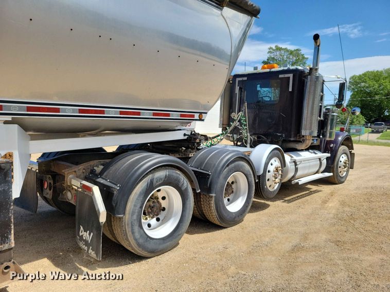 image for item DZ7223 2005 Freightliner  FLD semi truck