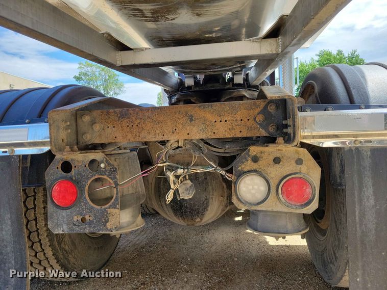 image for item DZ7223 2005 Freightliner  FLD semi truck