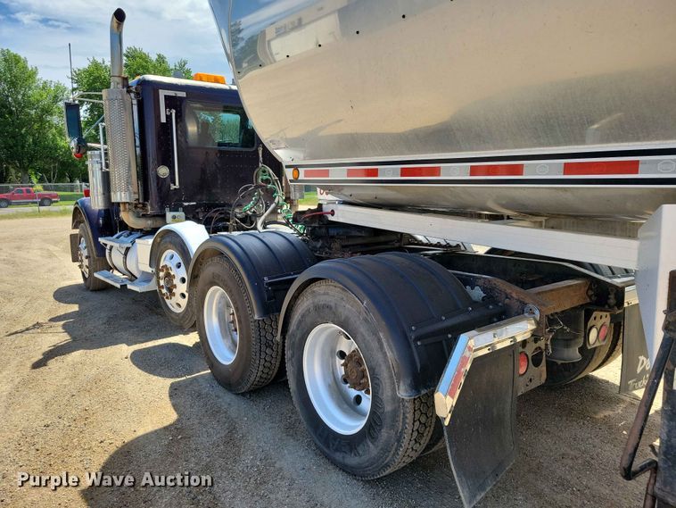 image for item DZ7223 2005 Freightliner  FLD semi truck