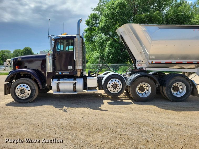 image for item DZ7223 2005 Freightliner  FLD semi truck