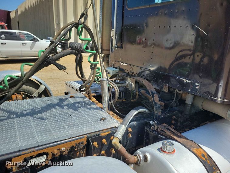 image for item DZ7223 2005 Freightliner  FLD semi truck