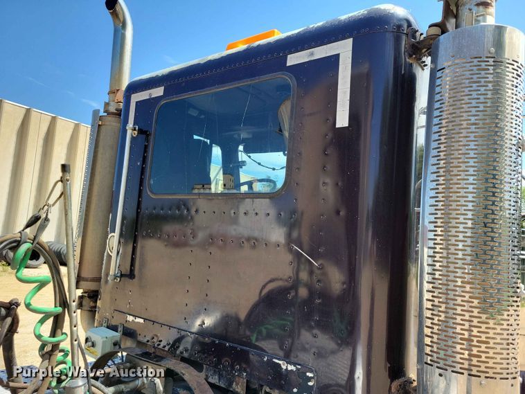 image for item DZ7223 2005 Freightliner  FLD semi truck
