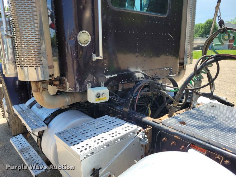 image for item DZ7223 2005 Freightliner  FLD semi truck