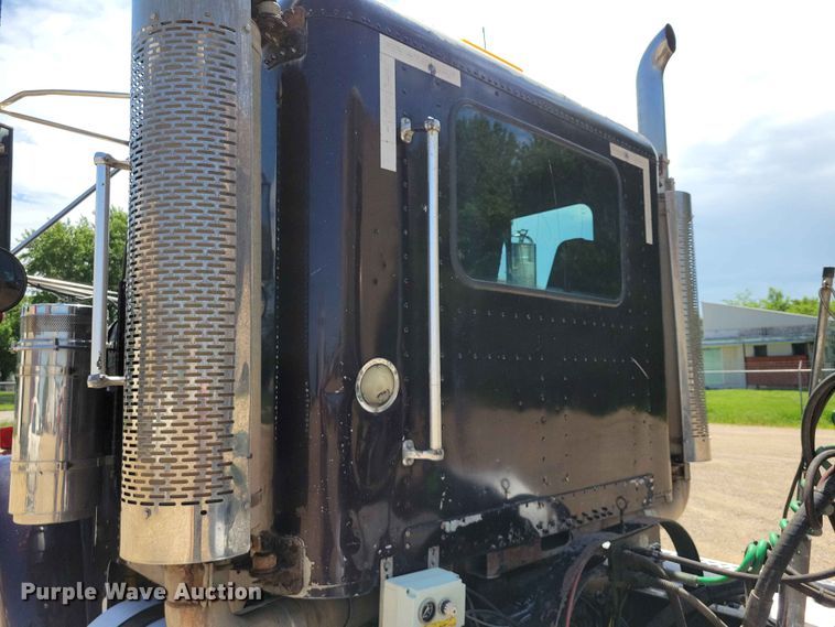 image for item DZ7223 2005 Freightliner  FLD semi truck