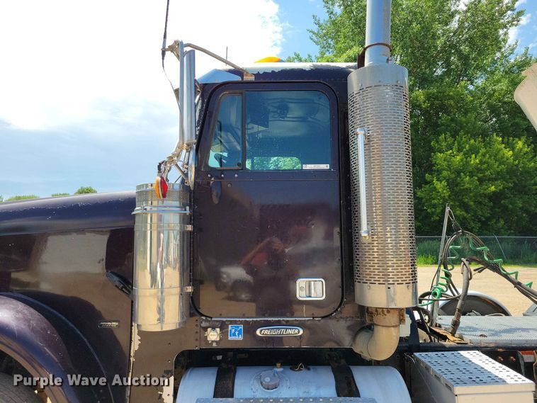 image for item DZ7223 2005 Freightliner  FLD semi truck