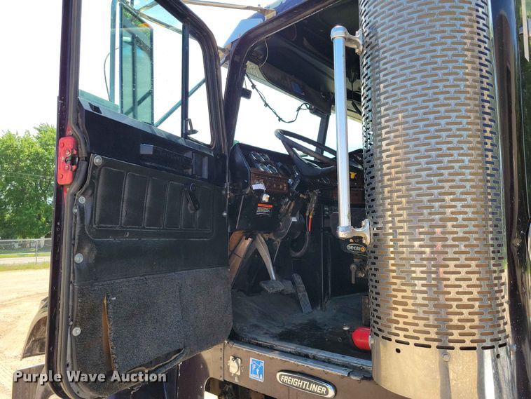 image for item DZ7223 2005 Freightliner  FLD semi truck
