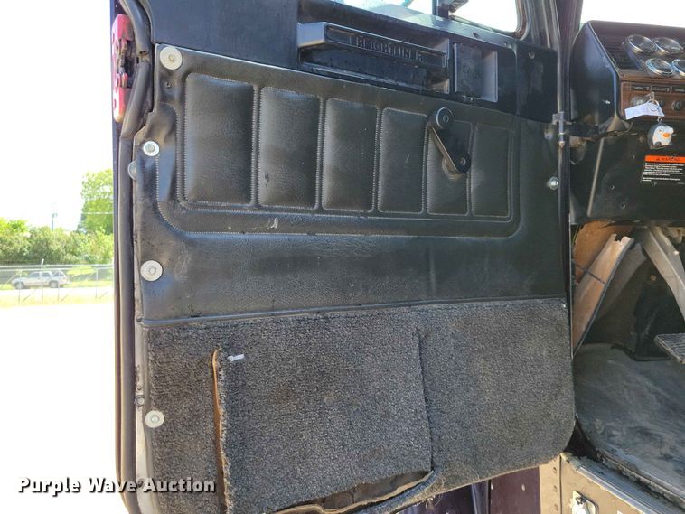 image for item DZ7223 2005 Freightliner  FLD semi truck