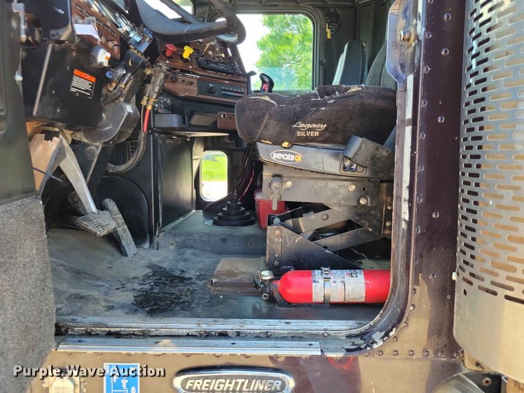image for item DZ7223 2005 Freightliner  FLD semi truck