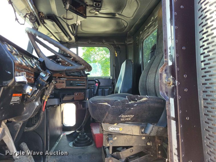image for item DZ7223 2005 Freightliner  FLD semi truck
