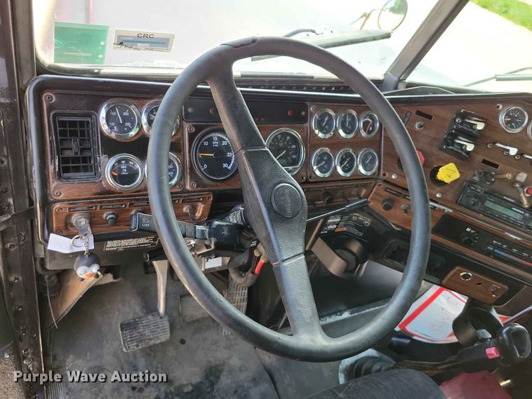 image for item DZ7223 2005 Freightliner  FLD semi truck