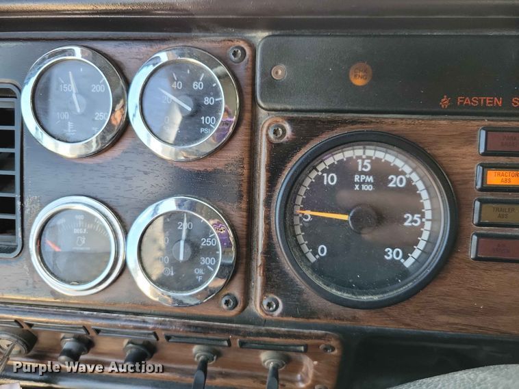 image for item DZ7223 2005 Freightliner  FLD semi truck