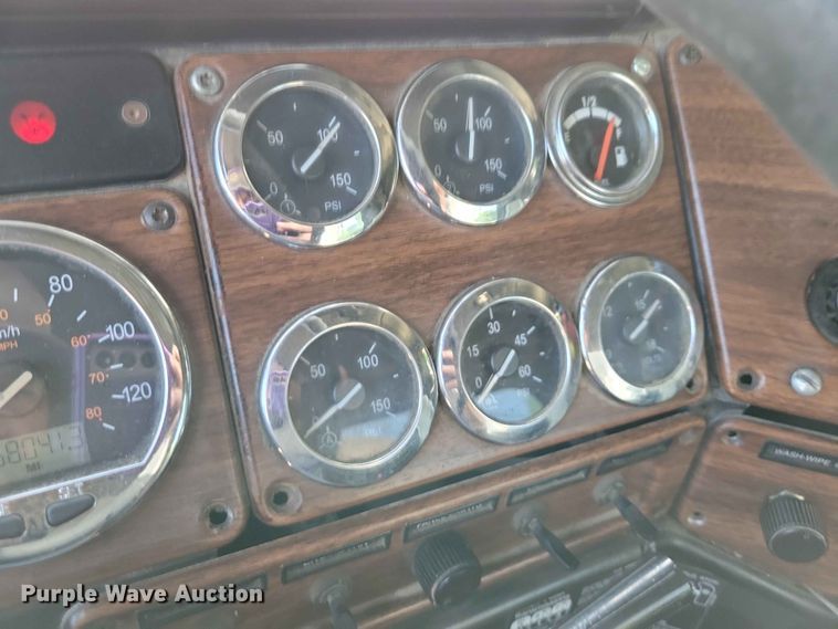 image for item DZ7223 2005 Freightliner  FLD semi truck