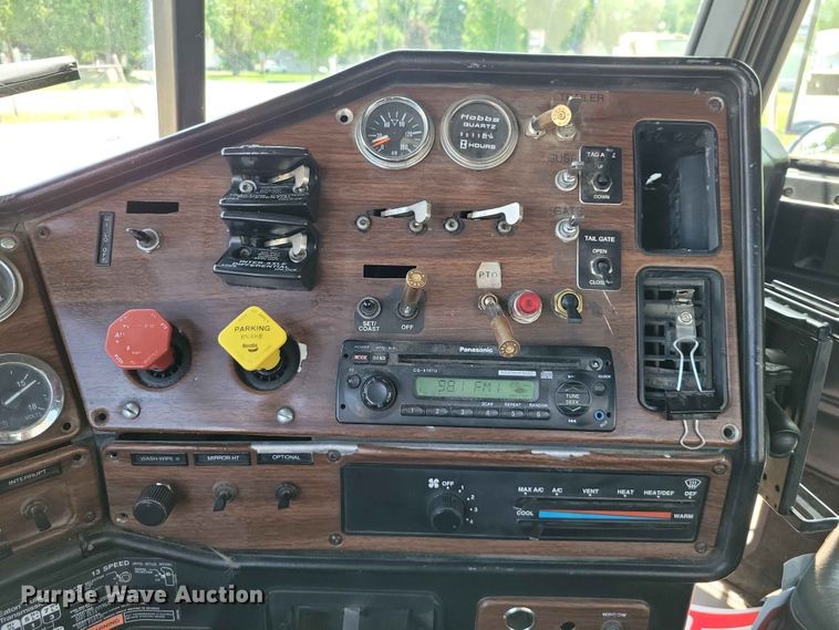 image for item DZ7223 2005 Freightliner  FLD semi truck