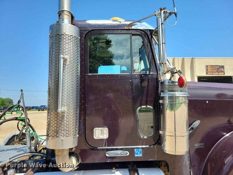 image for item DZ7223 2005 Freightliner  FLD semi truck