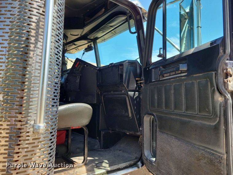 image for item DZ7223 2005 Freightliner  FLD semi truck