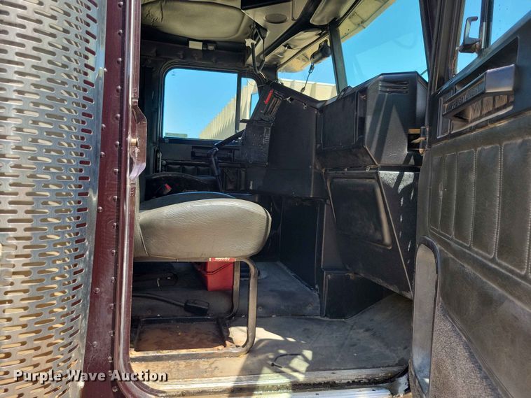 image for item DZ7223 2005 Freightliner  FLD semi truck