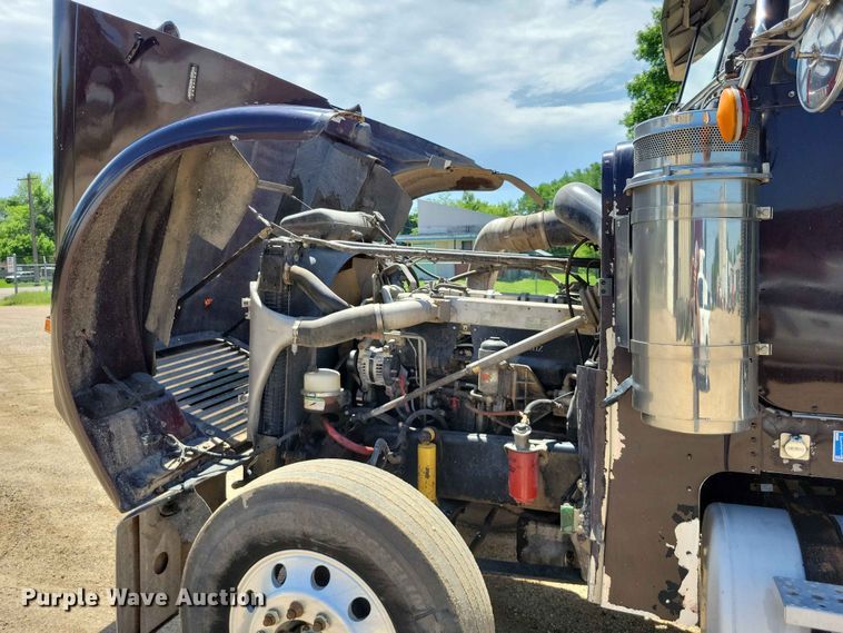 image for item DZ7223 2005 Freightliner  FLD semi truck