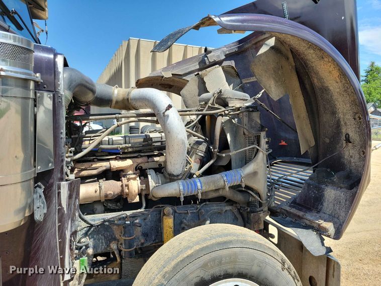 image for item DZ7223 2005 Freightliner  FLD semi truck