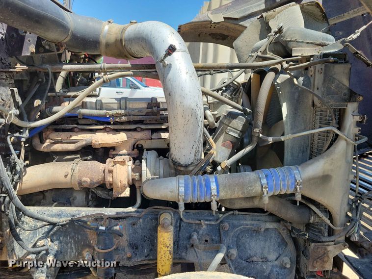 image for item DZ7223 2005 Freightliner  FLD semi truck