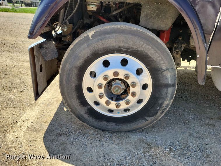 image for item DZ7223 2005 Freightliner  FLD semi truck