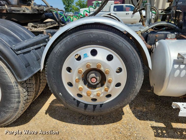 image for item DZ7223 2005 Freightliner  FLD semi truck