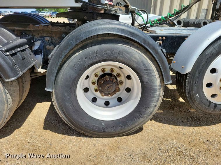 image for item DZ7223 2005 Freightliner  FLD semi truck