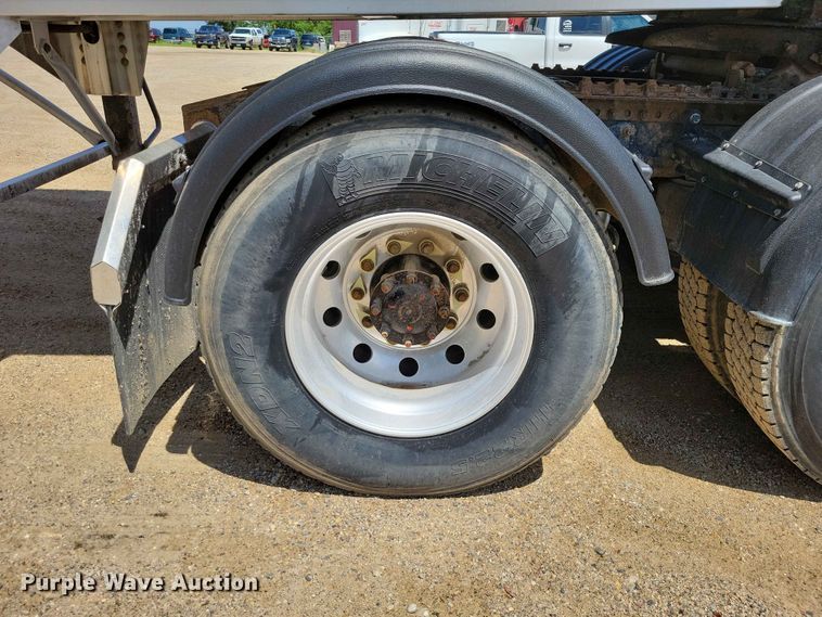 image for item DZ7223 2005 Freightliner  FLD semi truck