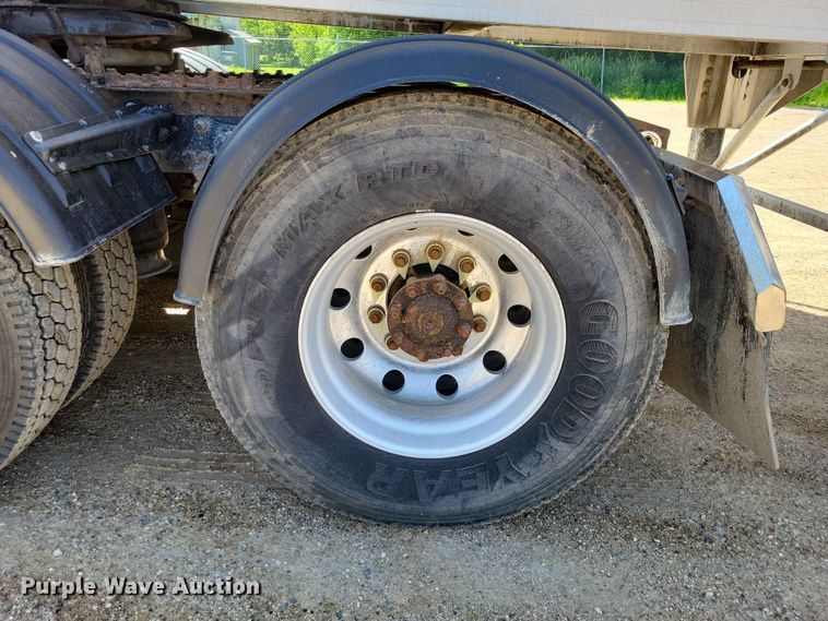 image for item DZ7223 2005 Freightliner  FLD semi truck