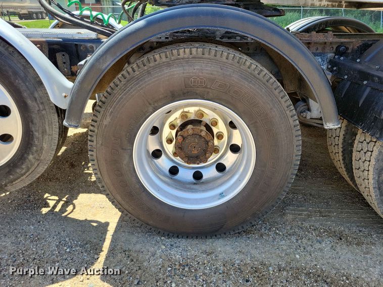 image for item DZ7223 2005 Freightliner  FLD semi truck