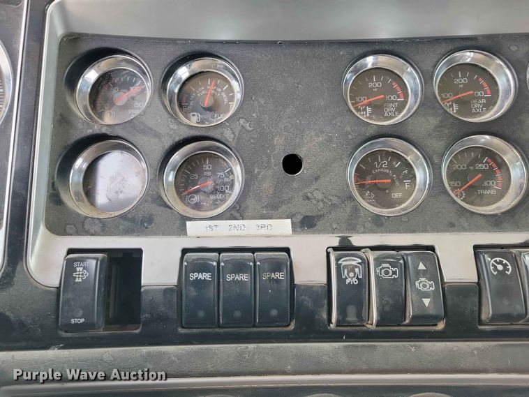 image for item DZ7270 2014 Kenworth T800 dump truck
