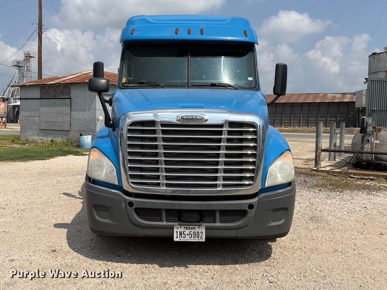 image for item ED5303 2015 Freightliner Cascadia semi truck