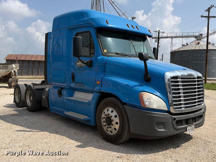 image for item ED5303 2015 Freightliner Cascadia semi truck