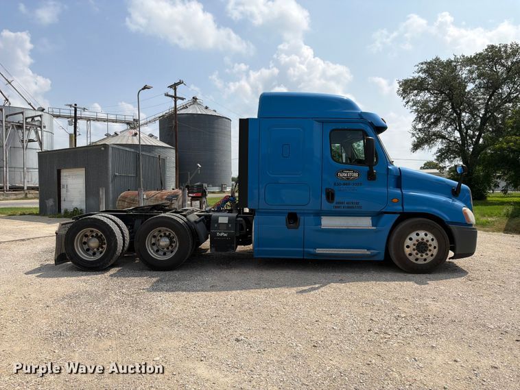 image for item ED5303 2015 Freightliner Cascadia semi truck