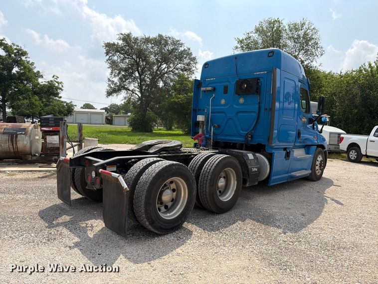 image for item ED5303 2015 Freightliner Cascadia semi truck