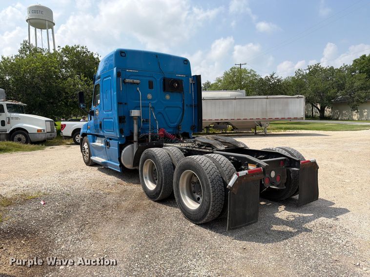 image for item ED5303 2015 Freightliner Cascadia semi truck