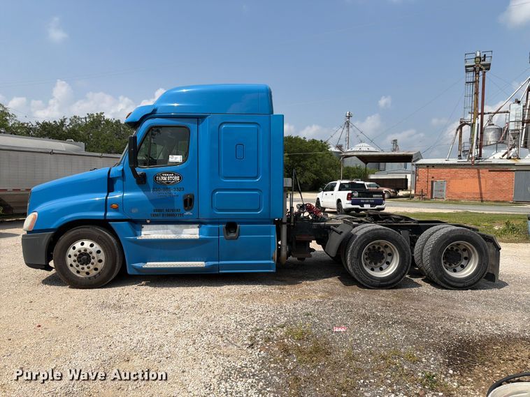 image for item ED5303 2015 Freightliner Cascadia semi truck