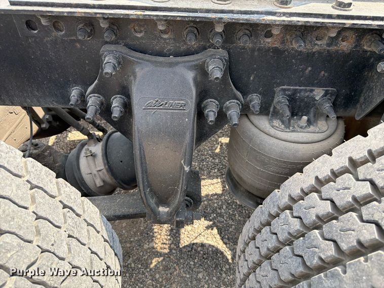 image for item ED5303 2015 Freightliner Cascadia semi truck