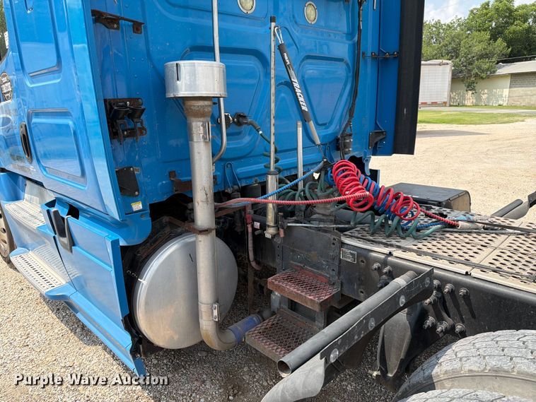image for item ED5303 2015 Freightliner Cascadia semi truck