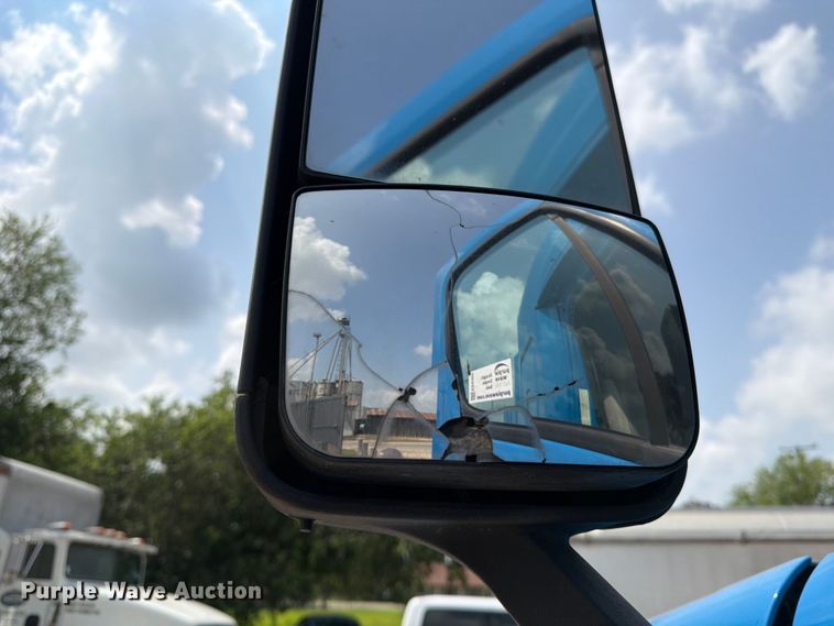 image for item ED5303 2015 Freightliner Cascadia semi truck