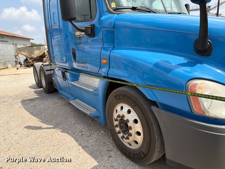 image for item ED5303 2015 Freightliner Cascadia semi truck