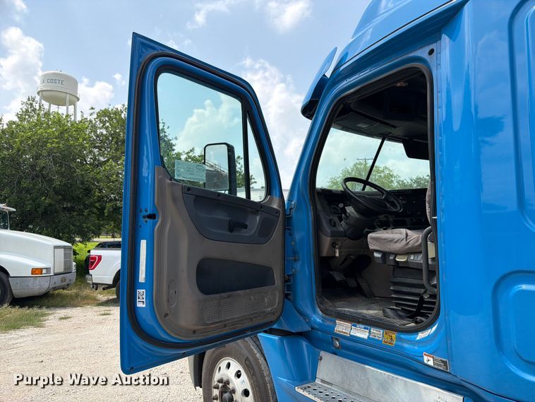 image for item ED5303 2015 Freightliner Cascadia semi truck